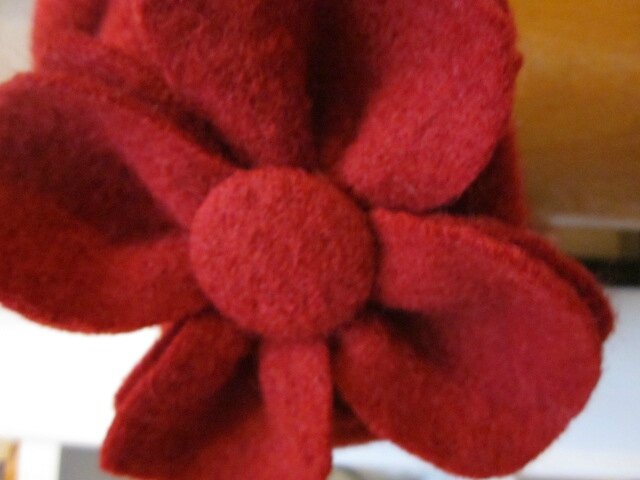 Chapeau Agathe en laine bouillie rouge avec fleur - doublure coton rouge imrpimé - taille 54 (4)