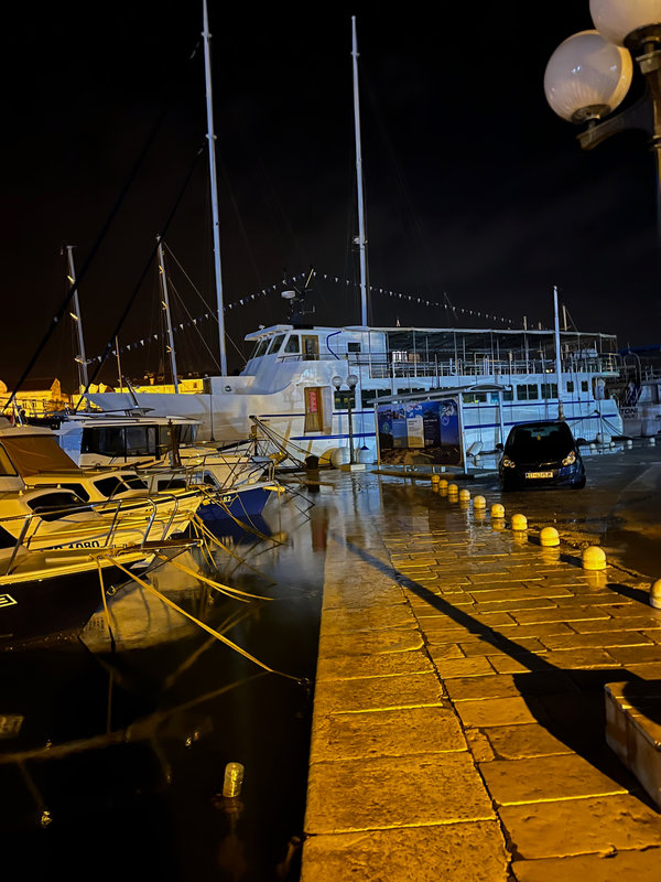 IMG_4411 Les quai de Trogir sous l'eau, vendredi 16 décembre 2022