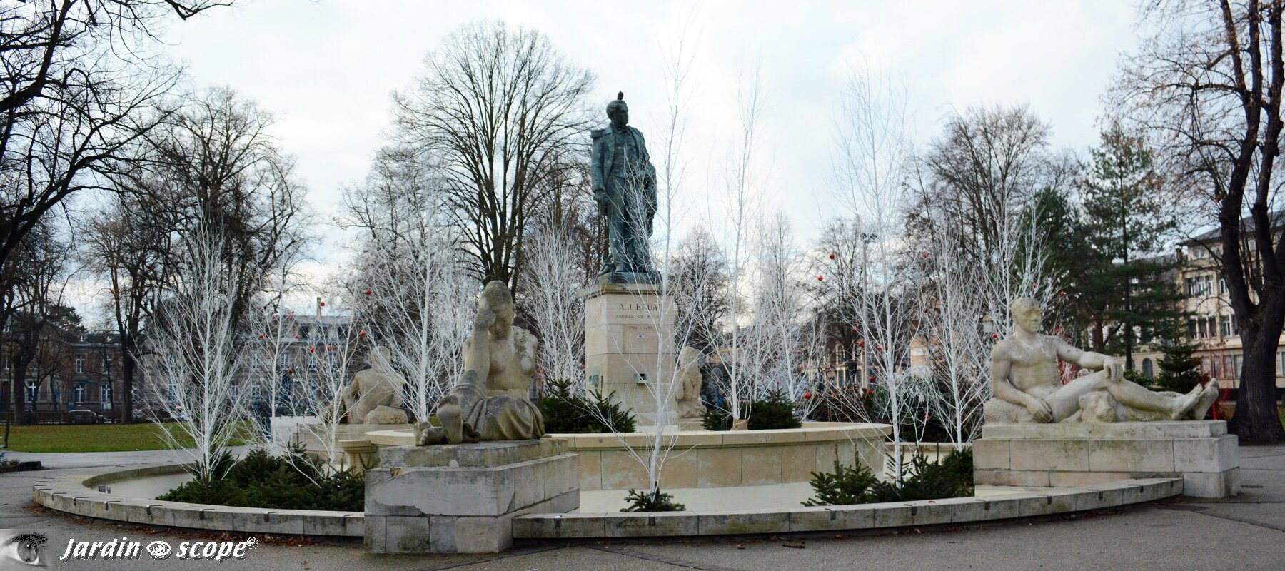 Fontaine du Champ de Mars à Colmar (Décorée pour Noël)