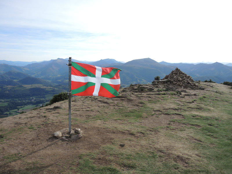 Mont Ursuya, sommet, drapeau basque et cairn (64)