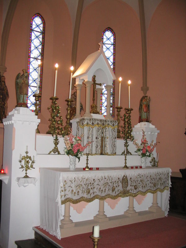 Villarzel : L'autel de son église du 13ème siècle
