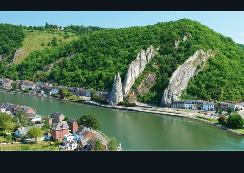 22_-Dinant-vue-plongeante-sur-le-rocher-Bayard