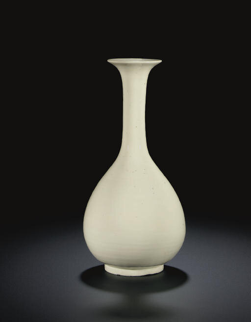 A rare white-glazed stoneware bottle vase, Jin dynasty (1115-1234)