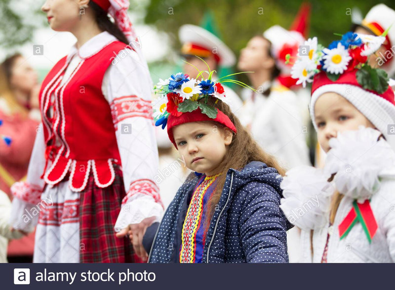 bielorussie-ville-de-gomel-9-mai-2019-jour-de-la-victoire-des-fetes-fille-slave-en-costume-national-procession-des-slaves-en-costumes-nationaux-2bpgh76