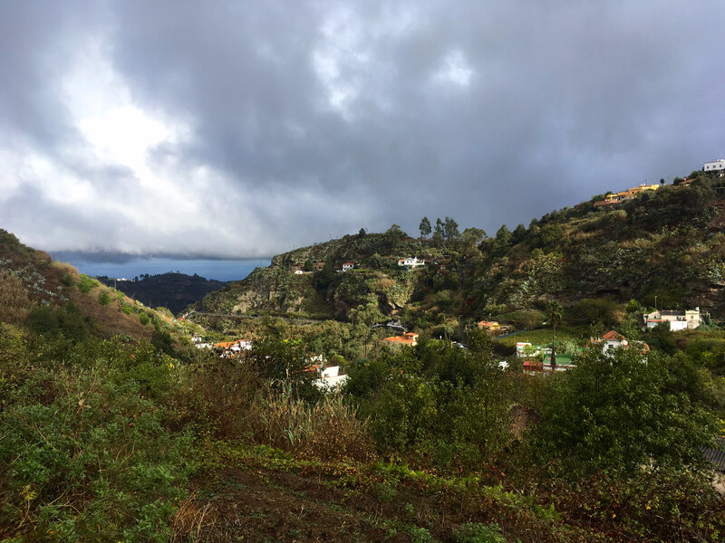 Jolie vue sur l'océan, au loin