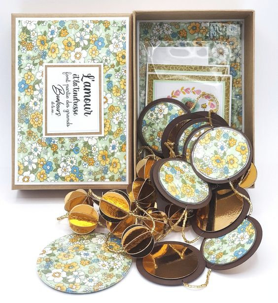 boite fleurs verte guirlande papier dorée vanillejolie