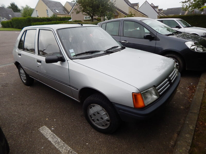 Peugeot205GLDav1