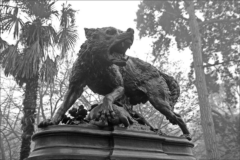 Toulouse statue louve brume 221213