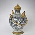 Gourde en céramique à décor bleu et blanc. Iran, <b>art</b> <b>Safavide</b>, XVIIe-XVIIIe siècle