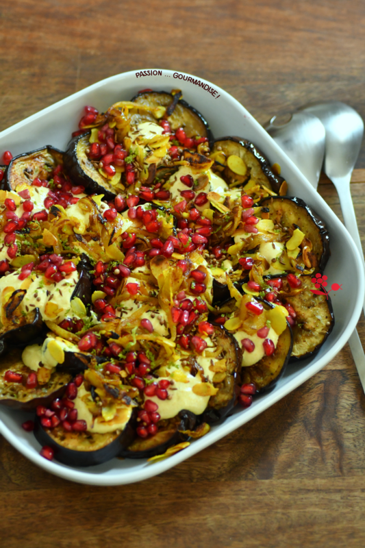 Aubergines rôties, sauce yaourt au curry, oignons frits, amandes & arilles_1