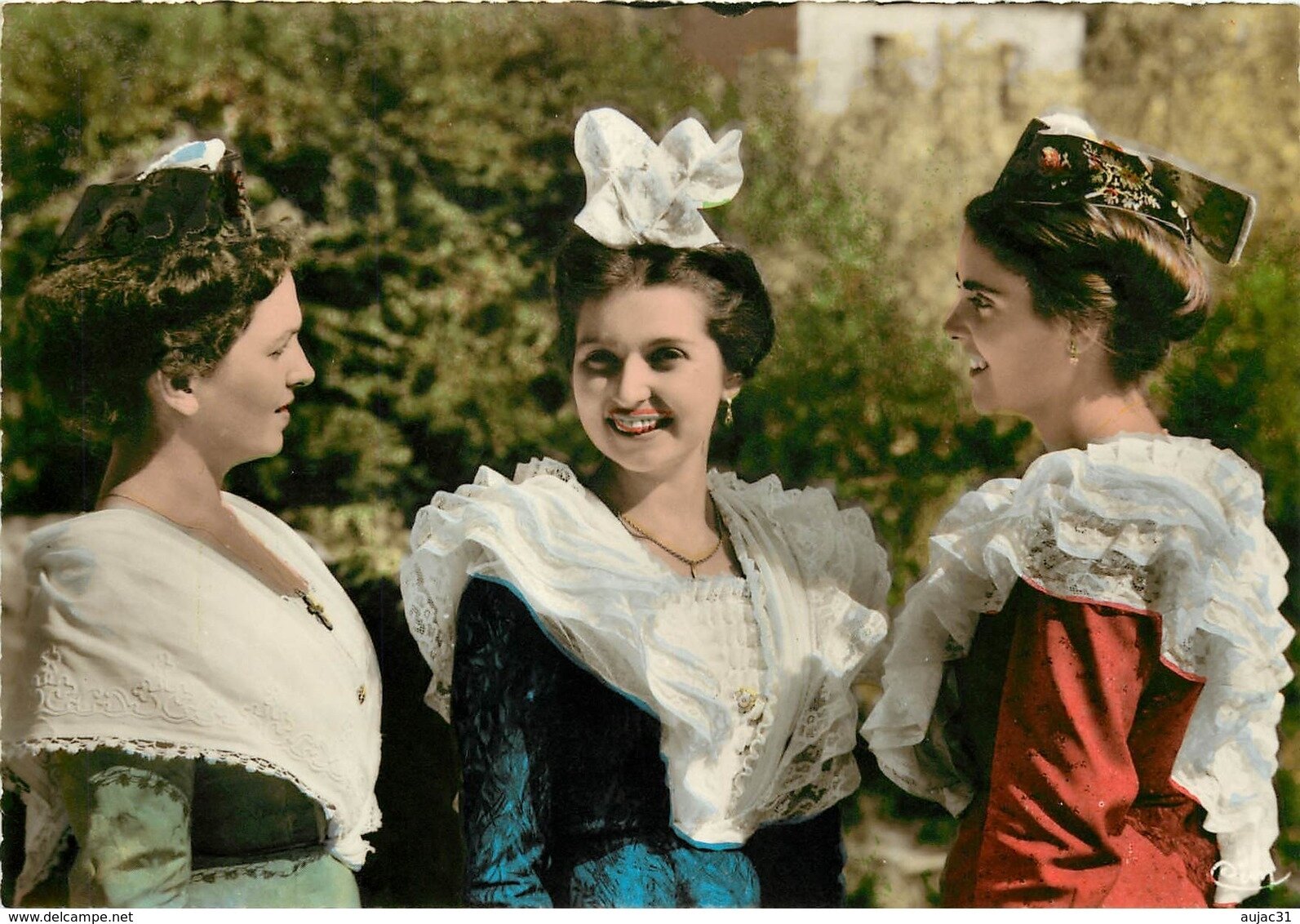 Arles-Rognonas-Avignon Femmes en costume traditionnel