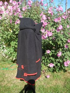 manteau de portage noir et rouge fleurs arabesques (4)