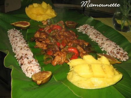 Porc exotique mangue figue aux 3 riz niché sur feuille de banane 013