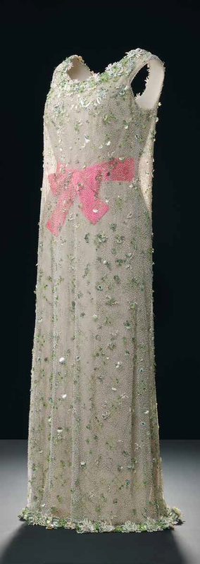 Cristóbal Balenciaga, robe du soir en soie ivoire et tulle vert pâle brodé, 1966