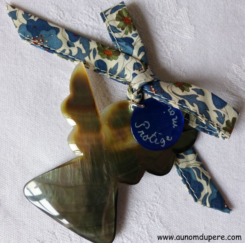 Ange en nacre avec médaille en nacre bleu roi gravée - 34 €