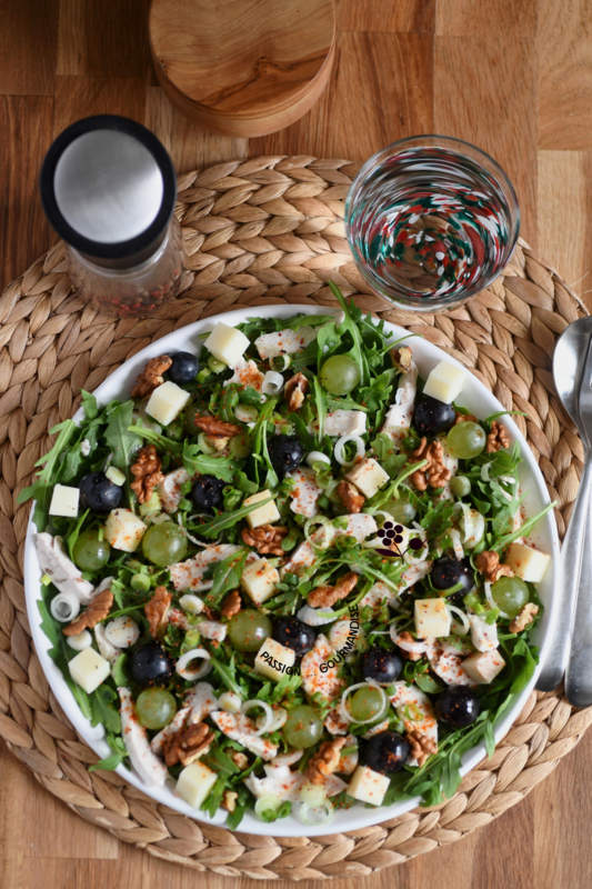 Salade roquette, poulet, tomme, raisin frais, oignon tige et noix_1