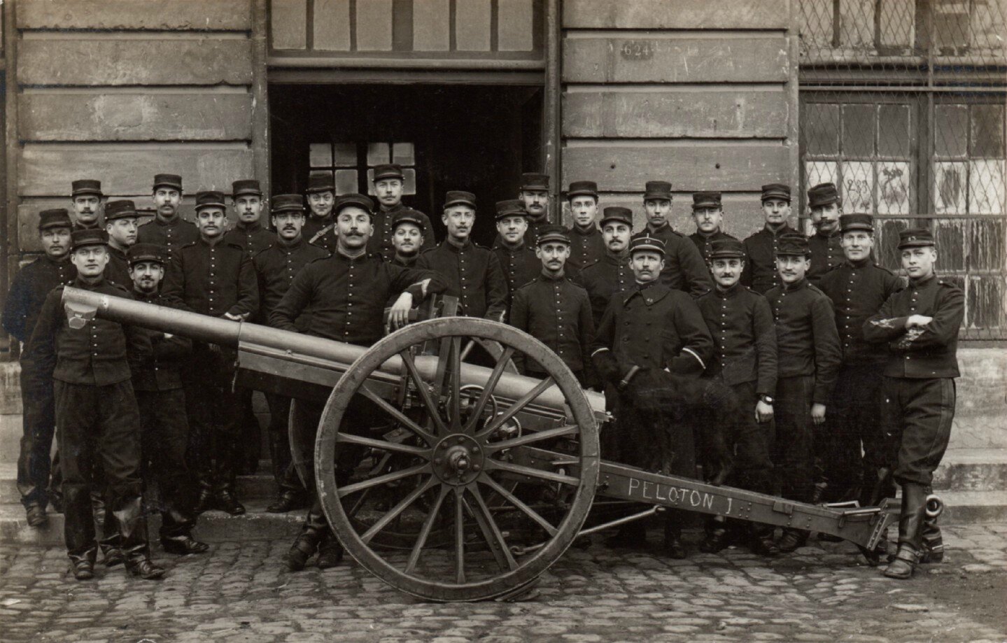 Rouen, caserne Jeanne d'Arc, pièce de 75 et groupe d'artilleurs du 43e RAC (carte-photo coll