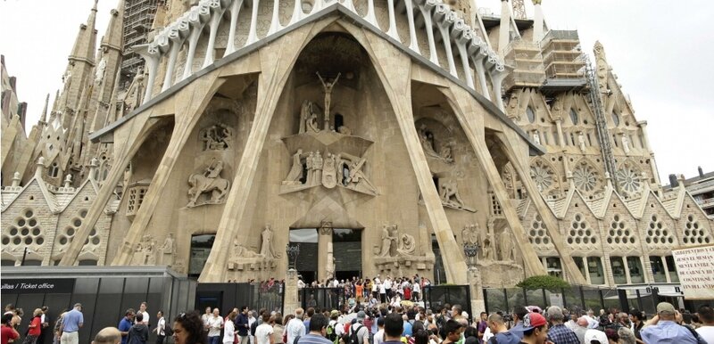 16202102_attentats_de_barcelone_messe_d_hommage_aux_victimes_a_la_sagrada_familia