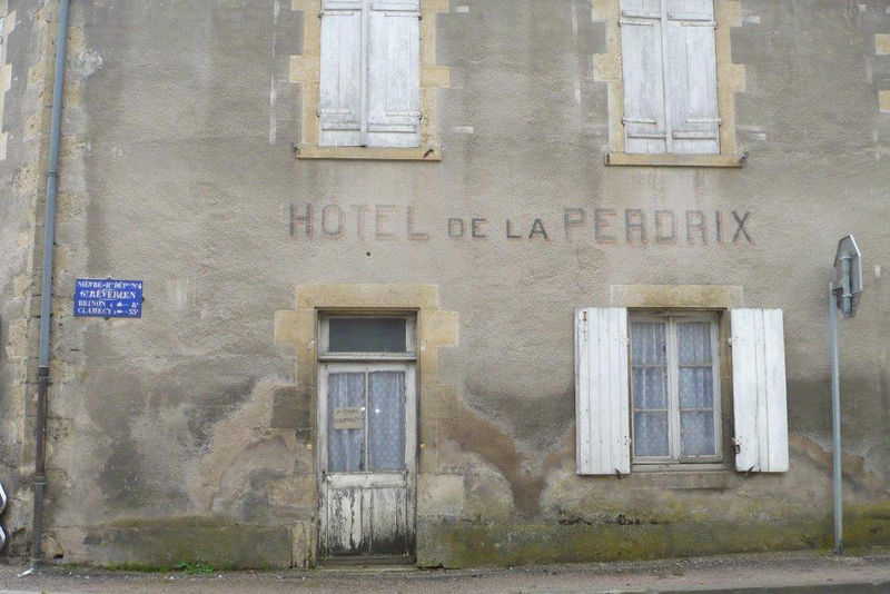 Saint-Révérien, ancien commerce, photo Daniel Guyot (58)