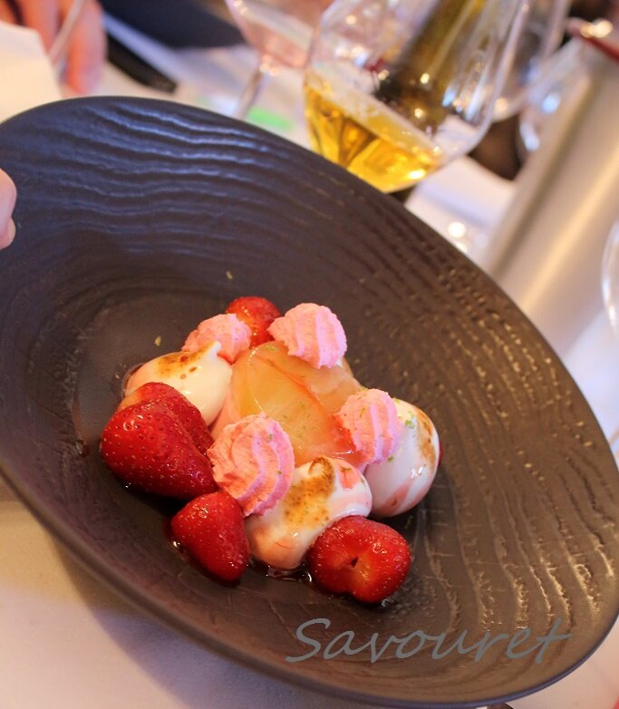 Dessert__sur_table___verre_vin_en_fond_