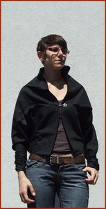 veste_noire_triangulaire_028