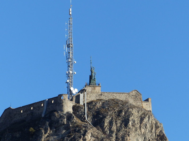au sommet du Fort du Château de Briançon, la sculpture de Bourdelle tient compagnie à une autre oeuvre d'art, l'antenne relais