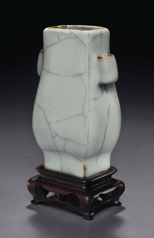 2014_NYR_02830_2184_000(a_miniature_guan-type_hu-form_vase_18th_century)