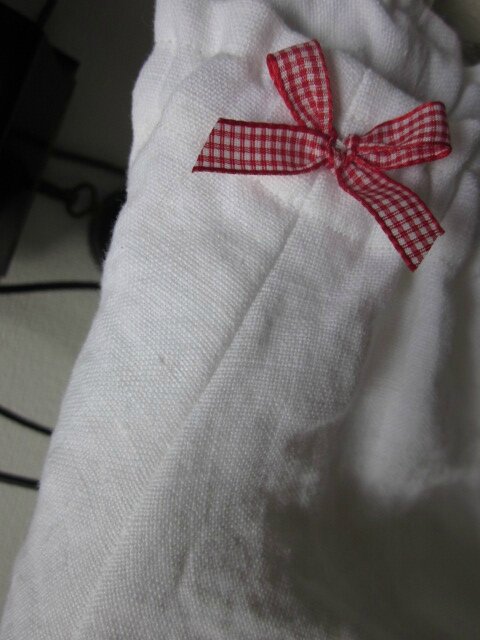 Culotte BIANCA en lin cloqué blanc - noeud de vichy rouge (5)