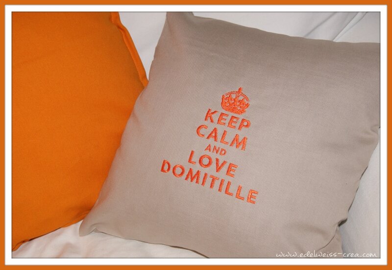 Housse de coussin brodée - message Keep Calm à personnaliser - Keep Calm and love Domitille