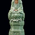 Statue de Guanyin en biscuit et <b>porcelaine</b> <b>celadon</b> Longquan, Chine, Dynastie Ming (1368-1644)