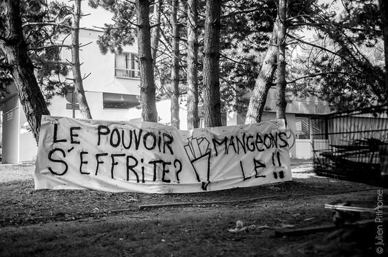 Le pouvoir s'effrite