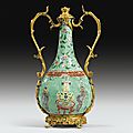 Vase gourde en porcelaine de Chine, famille verte d'époque Kangxi (1662-1722) et bronze doré, vers 1740-<b>1745</b>