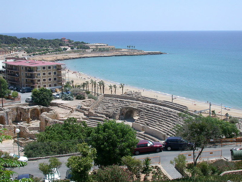 1024px_View_of_Tarragona_and_roman_amphitheatre
