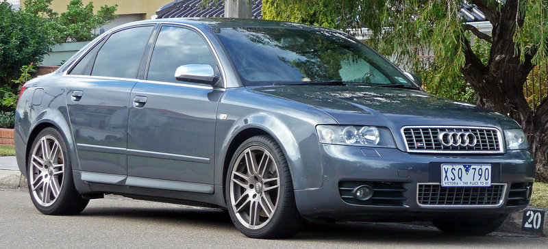 2003-2005_Audi_S4_(B6)_sedan_03