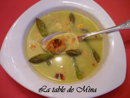 Velouté d’asperges et bouchées au roquefort Velouté d’asperges et bouchées au roquefort