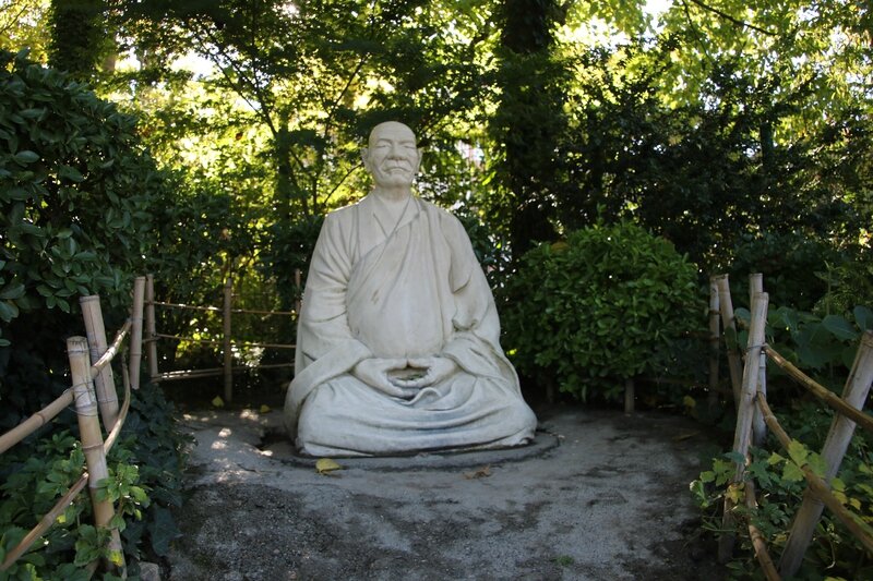 Statue du maître zen Taisen Deshimaru au jardin japonais