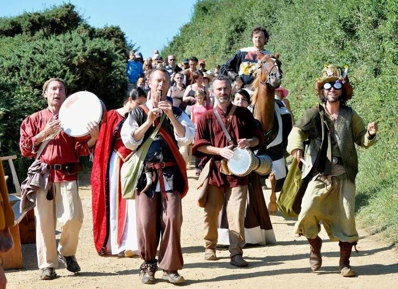 SIKINIS à Fort-la-Latte (Bretagne) Défilé