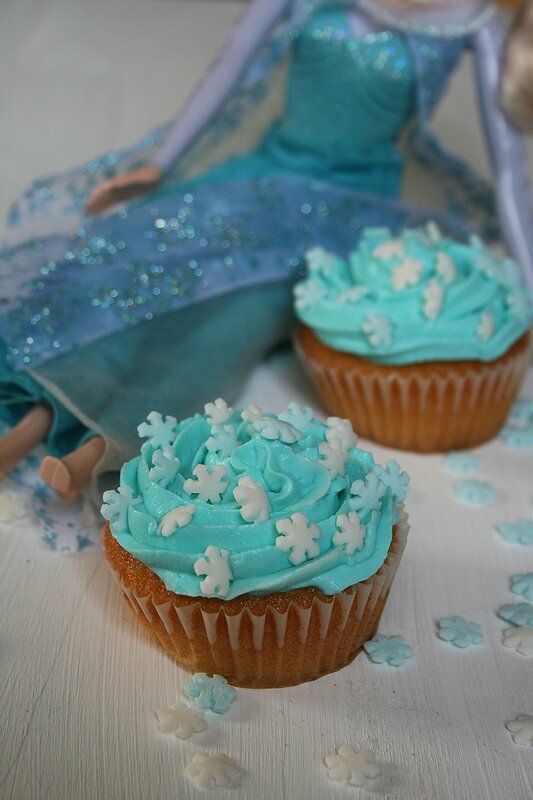 Cupcakes Reine des neiges avec du nappage aux petitssuisses Passion culinaire by Minouchka