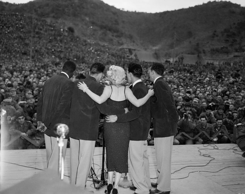 1954-02-17-stage_out-with_singers-by_walt_durrell-1