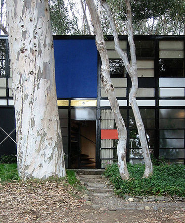 498px_Eames_house_entry