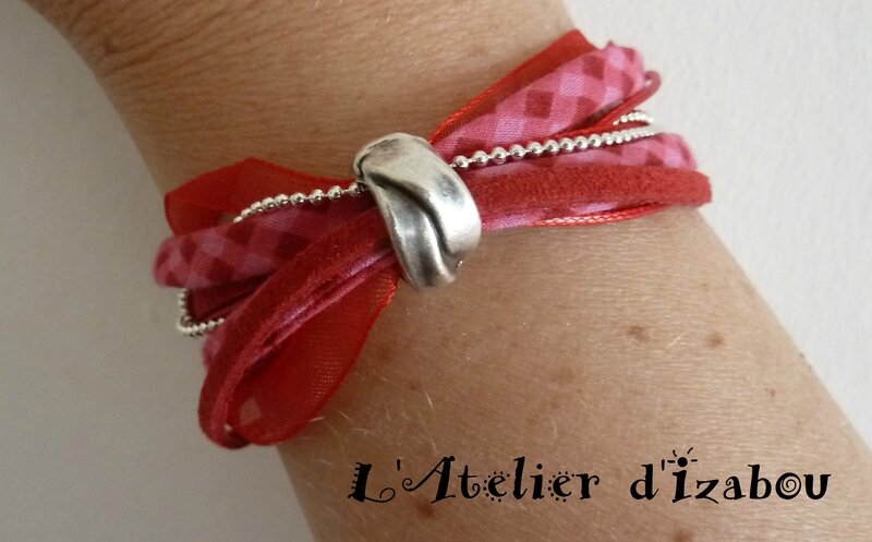 P1130536 Bracelet double tour rouge, liberty vichy, daim, coton ciré, organza, chaine boule et fermoir pression