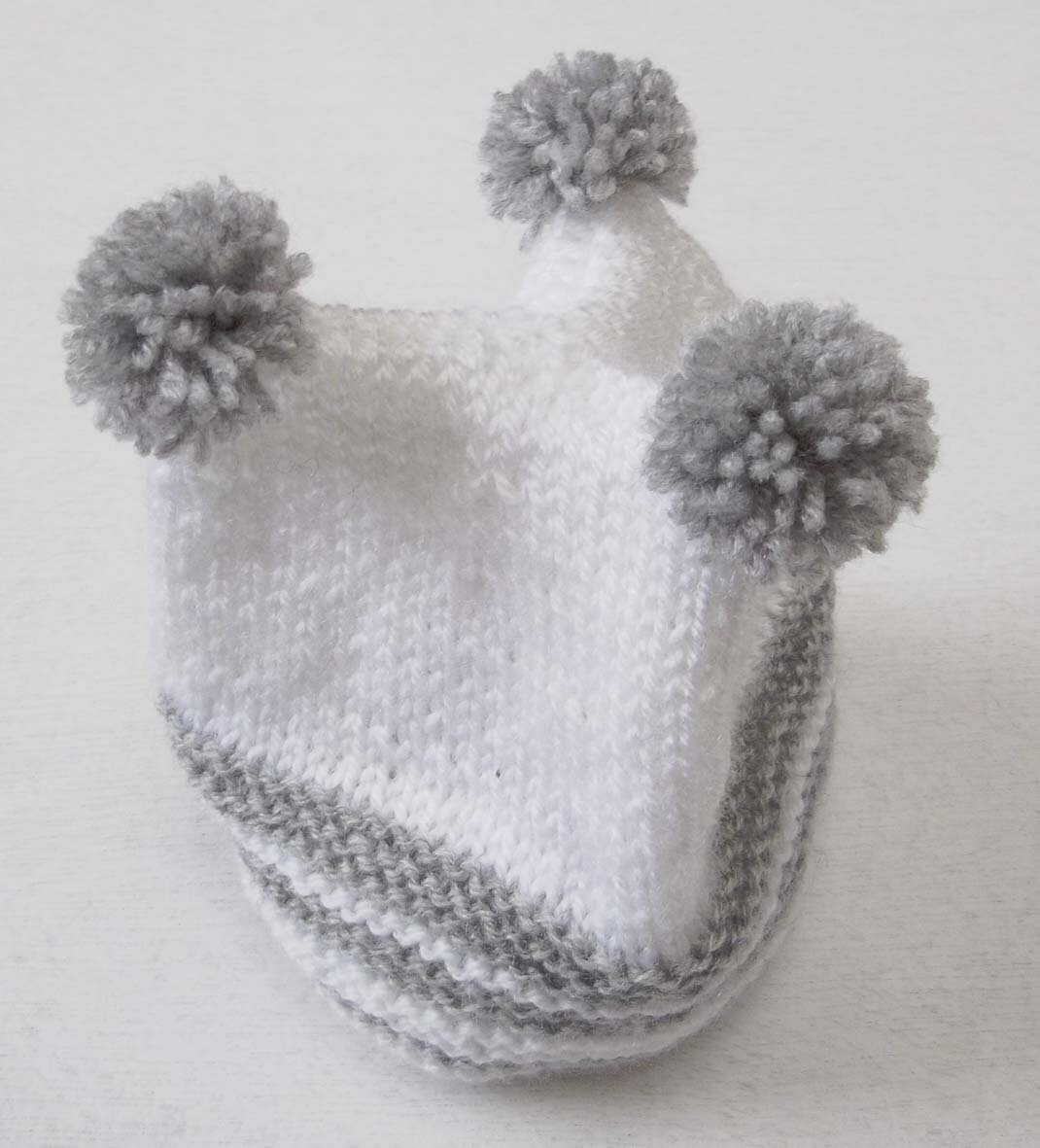 bonnet blanc gris 3 pompons 3 mois