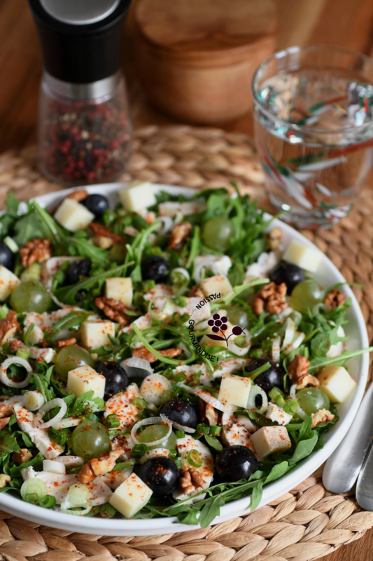 Salade roquette, poulet, tomme, raisin frais, oignon tige et noix_2