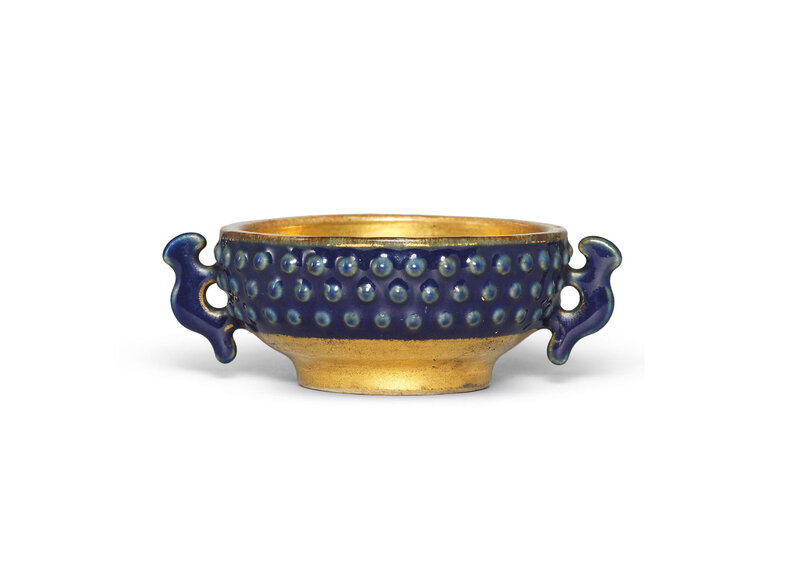2019_HGK_16694_3138_000(a_rare_blue-ground_gilt-decorated_archaistic_cup_qianlong_four-charact)