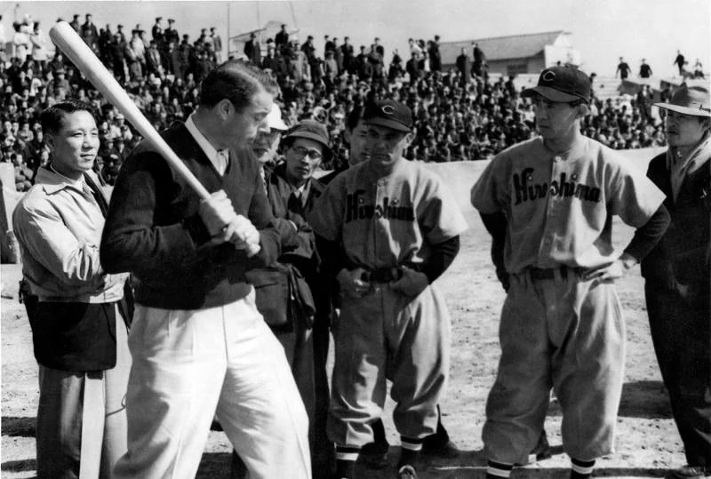 1954-02-13-japon-Hiroshima-baseball_stadium-joe_with_Kenichi_Zenimura-2a