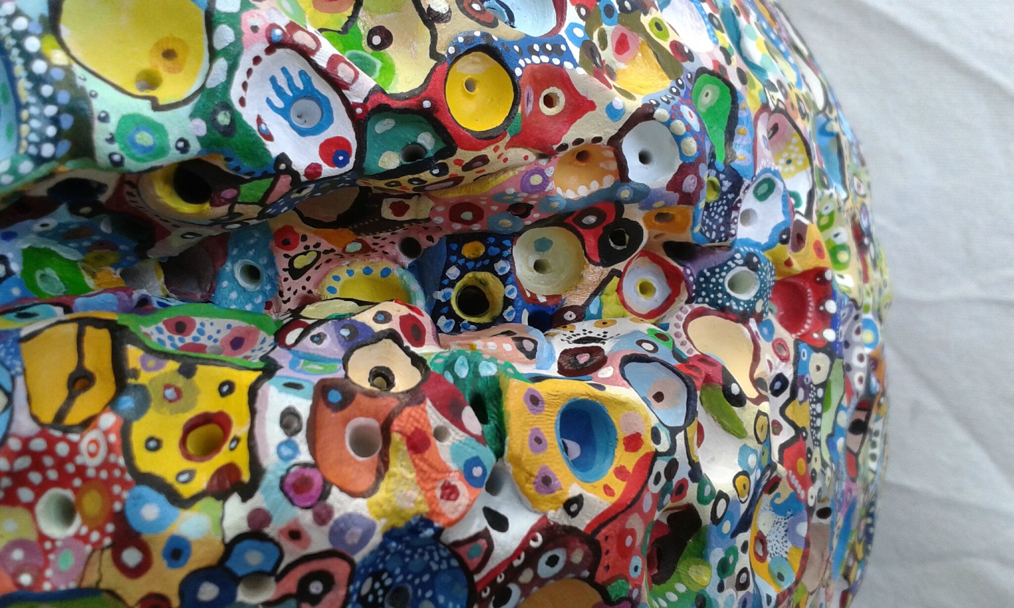 Hervé THAREL SCHMIMBLOCK'S erda 2015 - acrylique sur argile Ø ± 30cm détail5