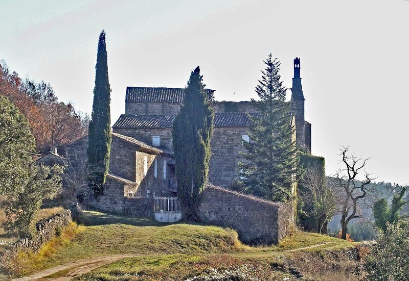 Chabrolières, en avant le bâtiment du XIXe1