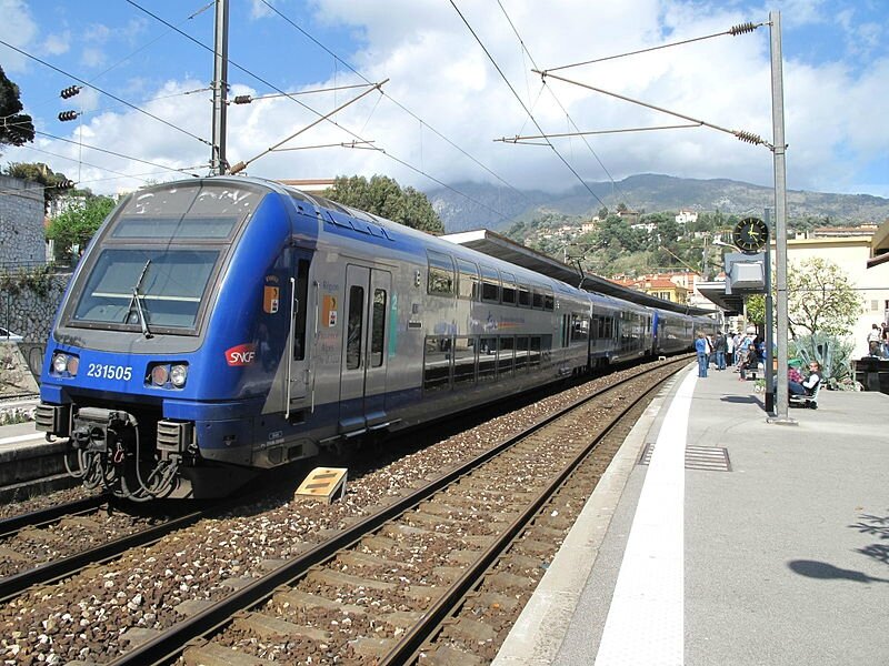 800px-TER_PACA_en_gare_de_Menton