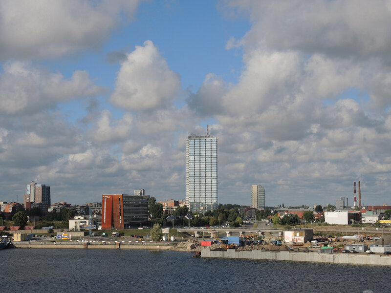 I) Klaipeda, vue sur la ville depuis le ferry, immeuble