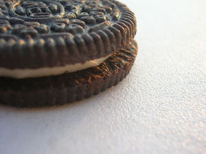 Close_up_of_an_Oreo_cookie